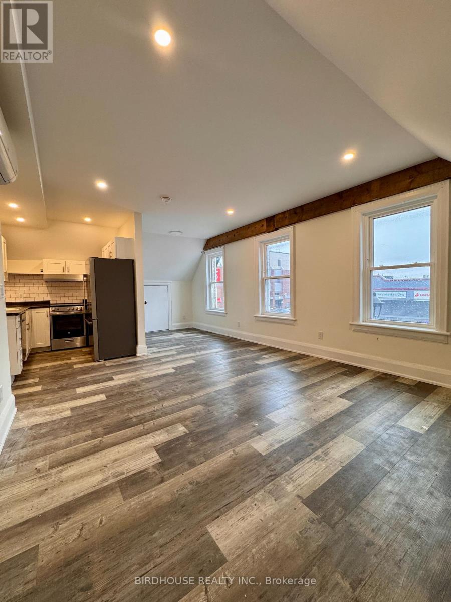 19 Cambridge Street S, Kawartha Lakes (Lindsay), Ontario  K9V 3B7 - Photo 2 - X12944470