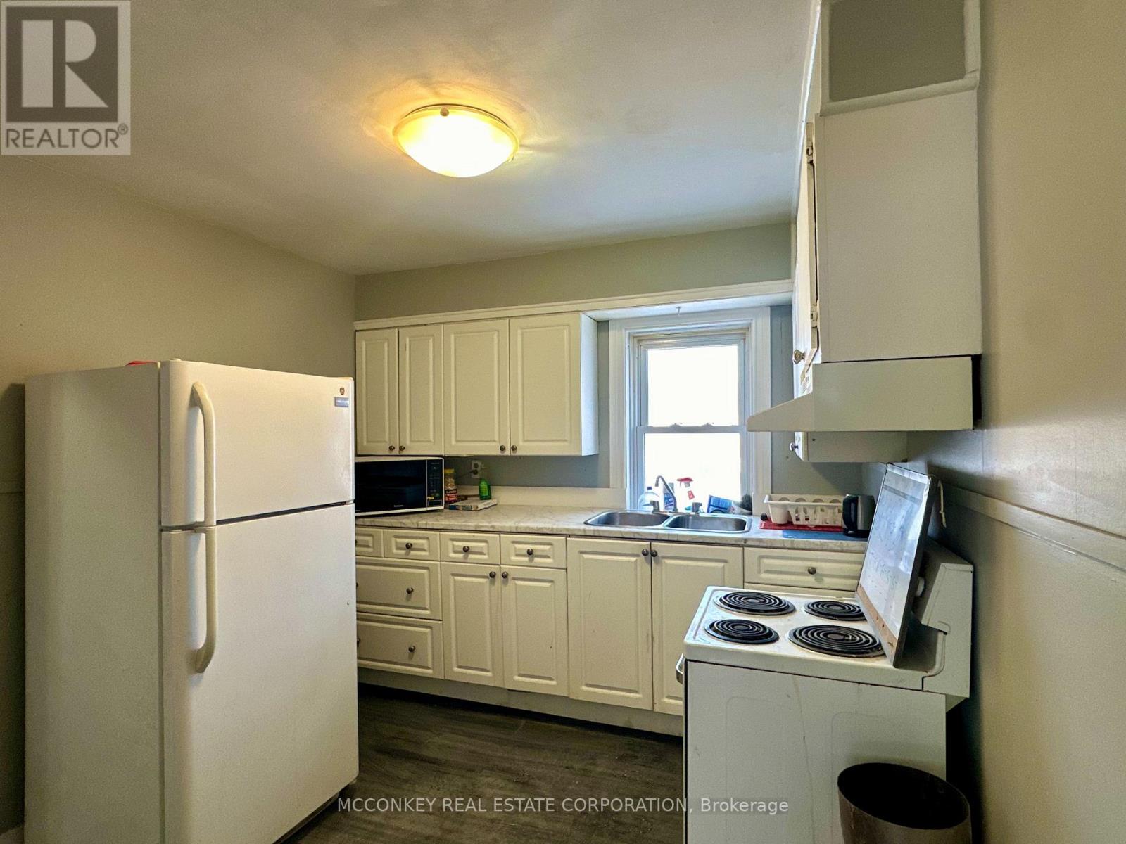 Upper - 324 Charlotte Street, Peterborough (Town Ward 3), Ontario  K9J 2V7 - Photo 11 - X12945044