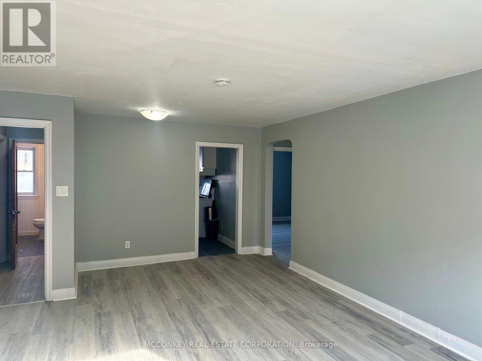 Upper - 324 Charlotte Street, Peterborough (Town Ward 3), Ontario  K9J 2V7 - Photo 3 - X12945044