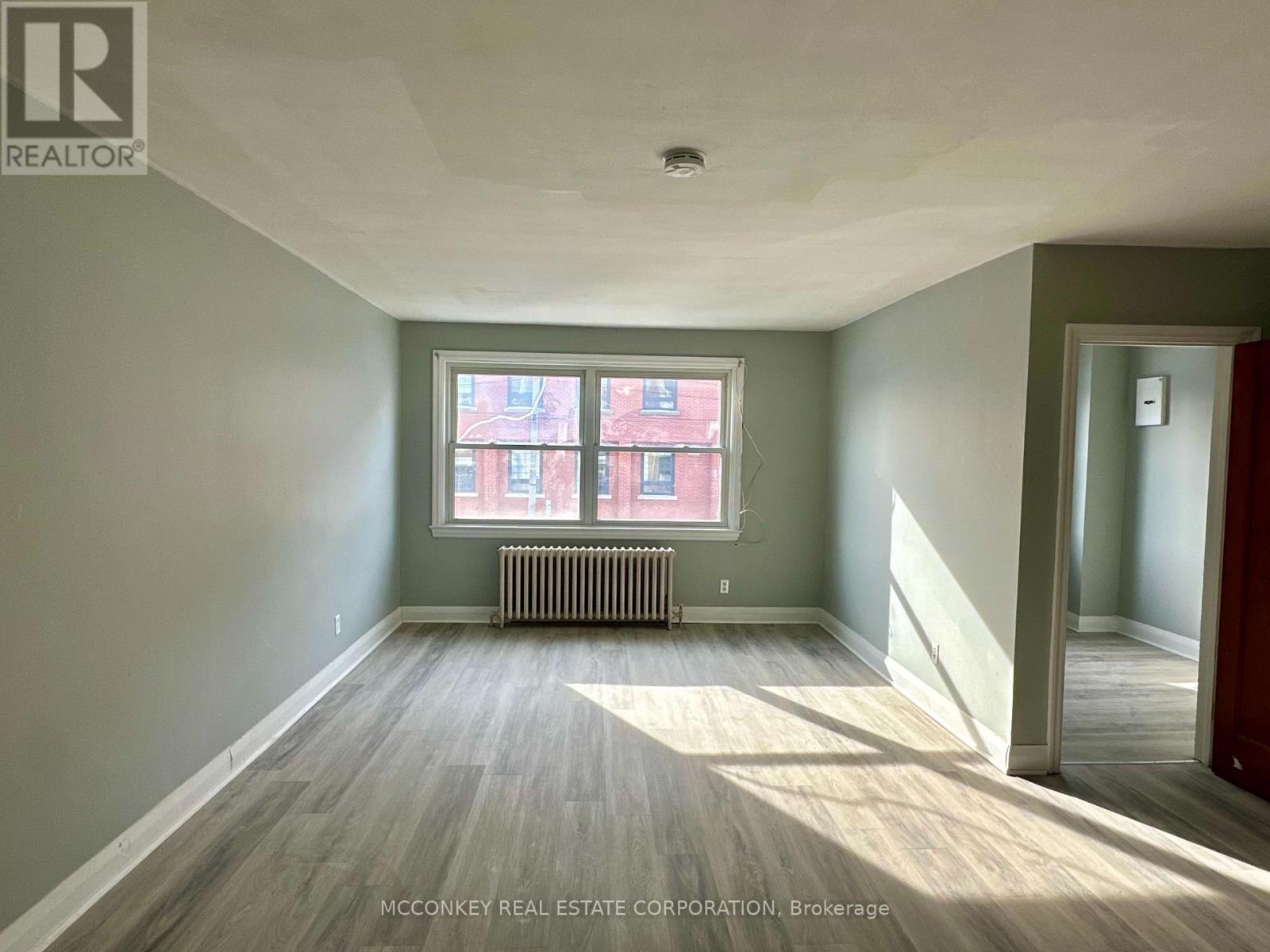 Upper - 324 Charlotte Street, Peterborough (Town Ward 3), Ontario  K9J 2V7 - Photo 4 - X12945044