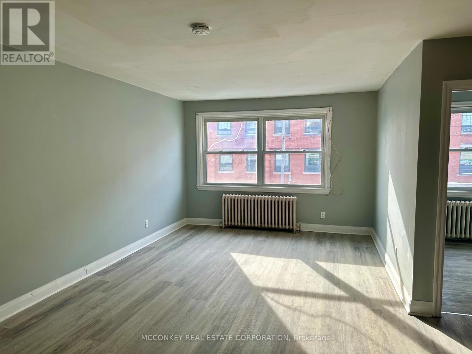 Upper - 324 Charlotte Street, Peterborough (Town Ward 3), Ontario  K9J 2V7 - Photo 5 - X12945044