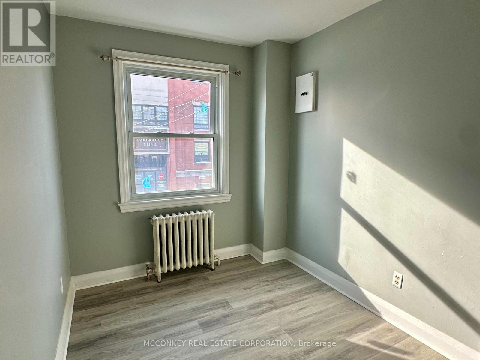 Upper - 324 Charlotte Street, Peterborough (Town Ward 3), Ontario  K9J 2V7 - Photo 6 - X12945044