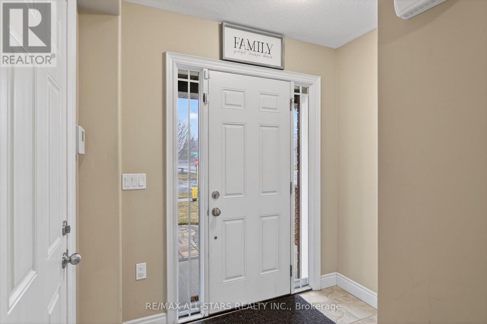 2 Lisbeth Crescent, Kawartha Lakes (Lindsay), Ontario  K9V 0C9 - Photo 4 - X12949252