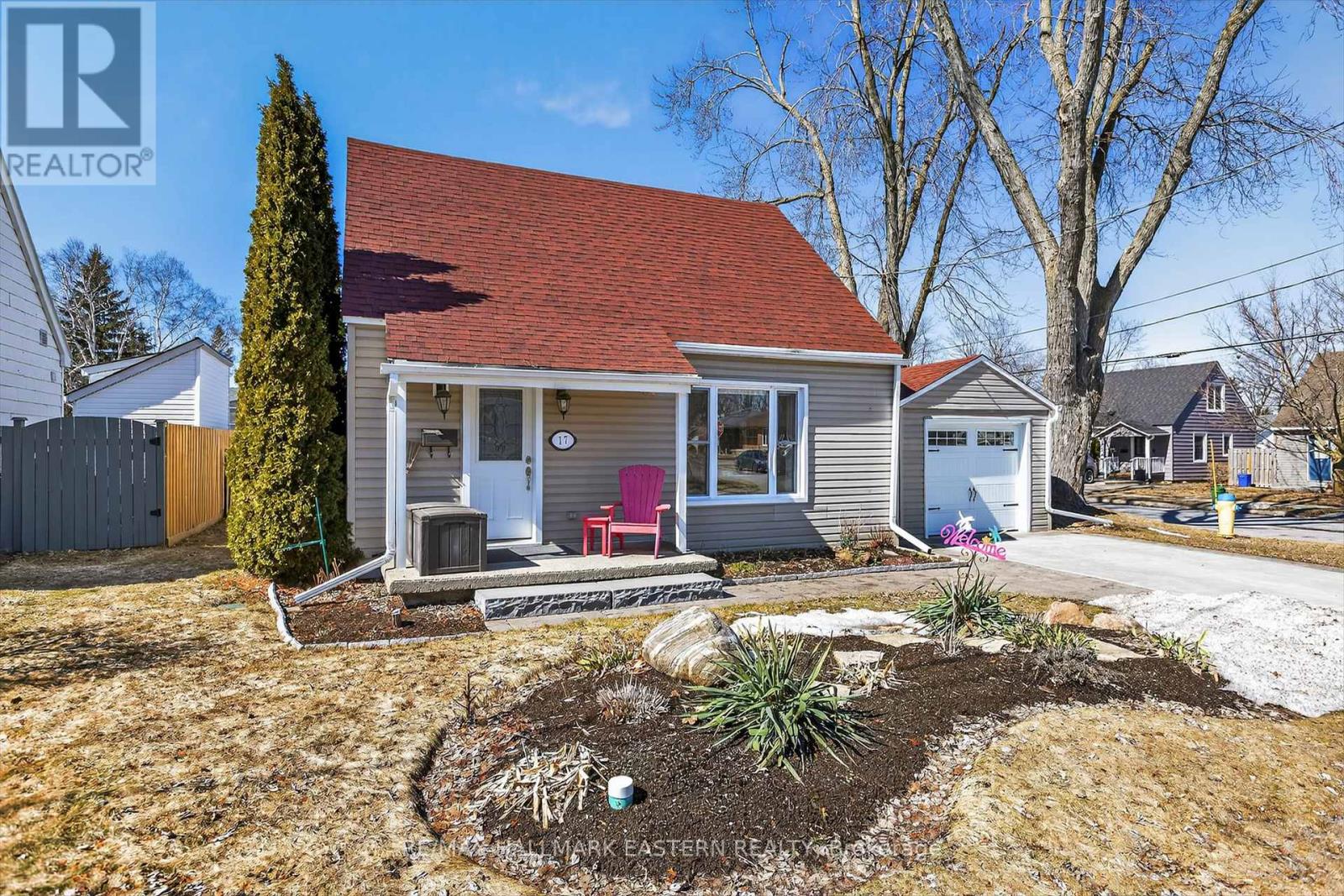 17 Margaret Avenue, Kawartha Lakes (Lindsay), Ontario  K9V 4E4 - Photo 2 - X12949382