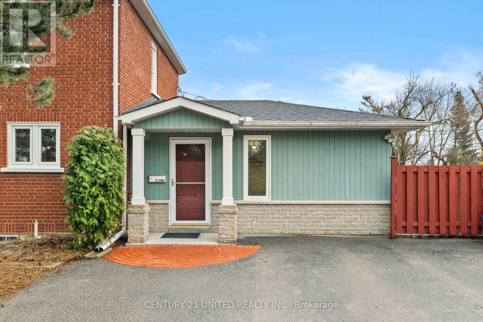 19 Anne Street, Peterborough (Town Ward 3), Ontario  K9J 4S3 - Photo 3 - X12950418