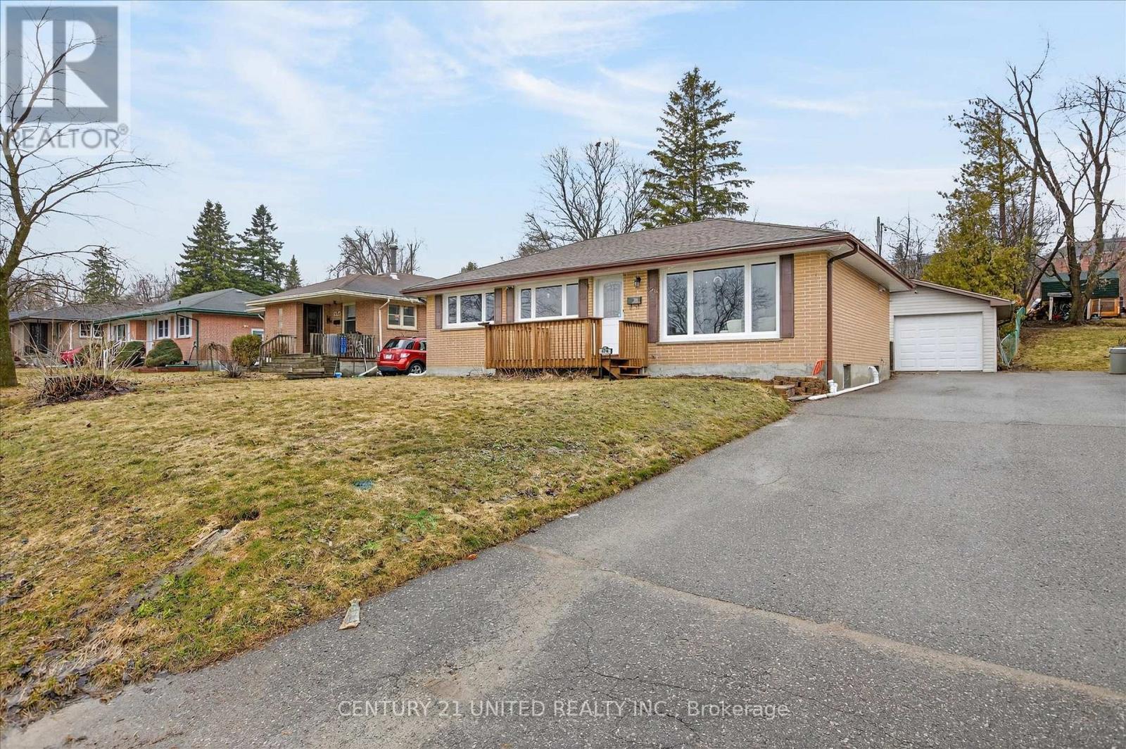 578 Hillside Street, Peterborough (Northcrest Ward 5), Ontario  K9H 5N6 - Photo 4 - X12950686