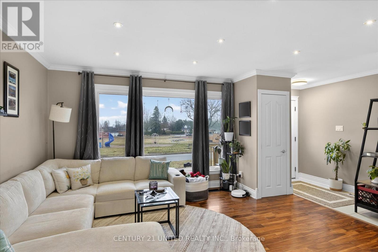 578 Hillside Street, Peterborough (Northcrest Ward 5), Ontario  K9H 5N6 - Photo 5 - X12950686