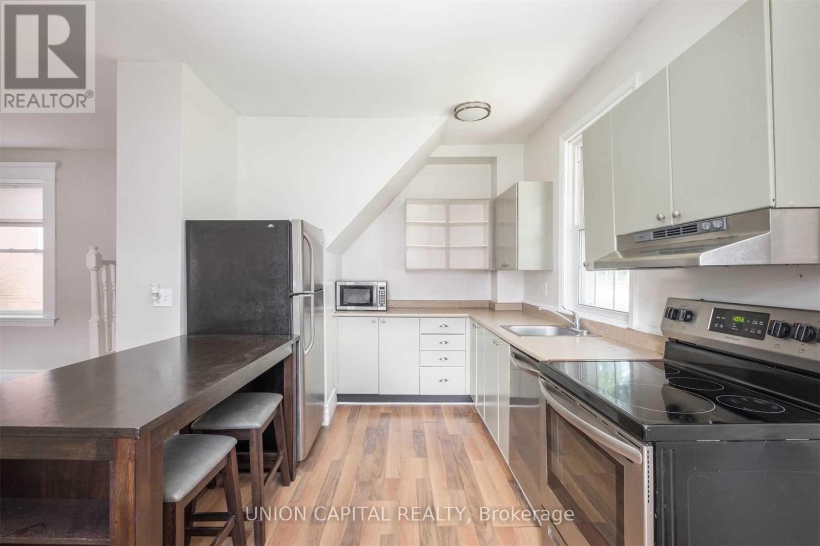 A - 207 Perry Street, Peterborough (Town Ward 3), Ontario  K9J 2H9 - Photo 2 - X12950296