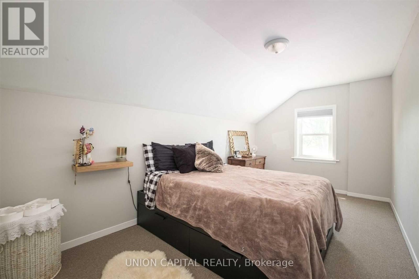 A - 207 Perry Street, Peterborough (Town Ward 3), Ontario  K9J 2H9 - Photo 5 - X12950296