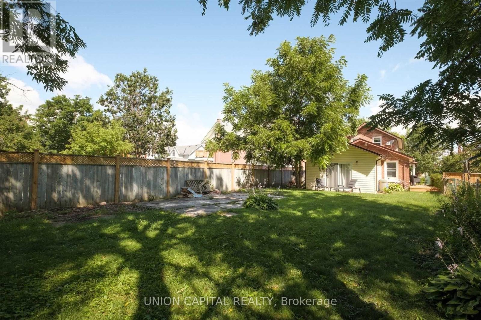 A - 207 Perry Street, Peterborough (Town Ward 3), Ontario  K9J 2H9 - Photo 6 - X12950296