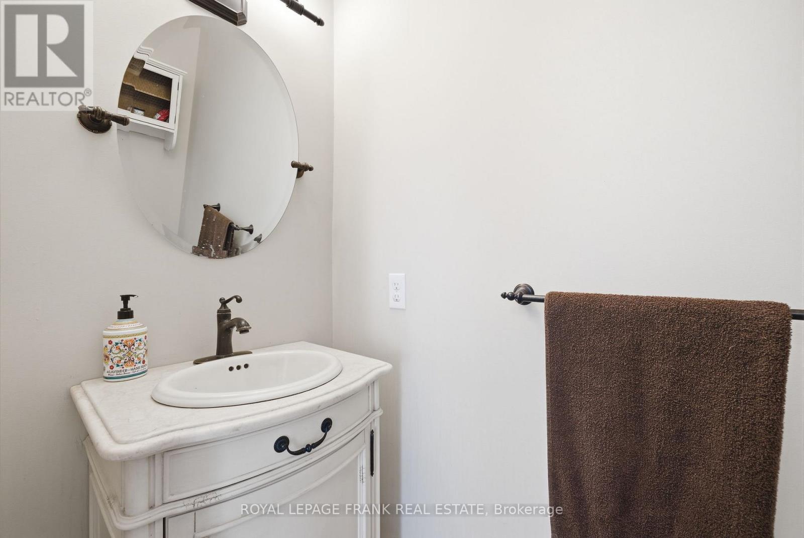 8 Kyle Court, Kawartha Lakes (Lindsay), Ontario  K9V 0E2 - Photo 12 - X12951300