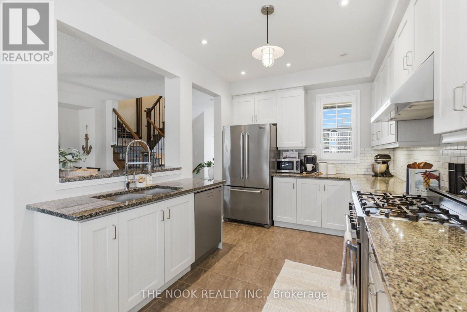 320 Lakebreeze Drive N, Clarington (Newcastle), Ontario  L1B 0A1 - Photo 4 - E12951548