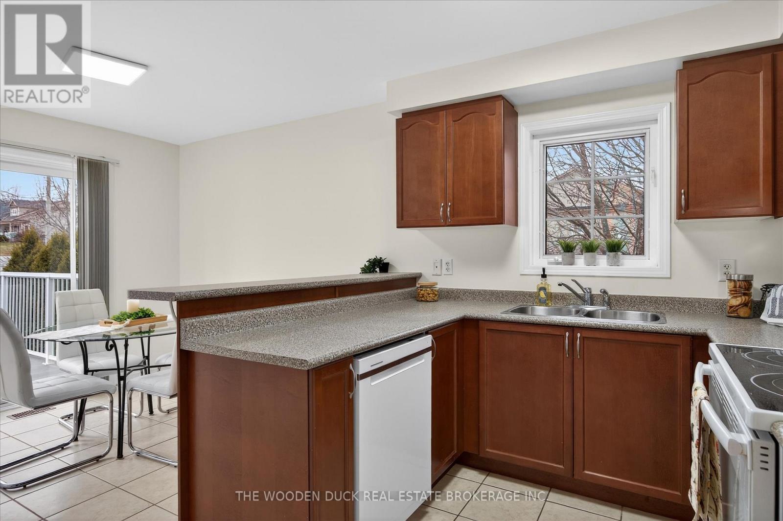 204 Evans Drive, Peterborough (Northcrest Ward 5), Ontario  K9H 7S6 - Photo 11 - X12951930