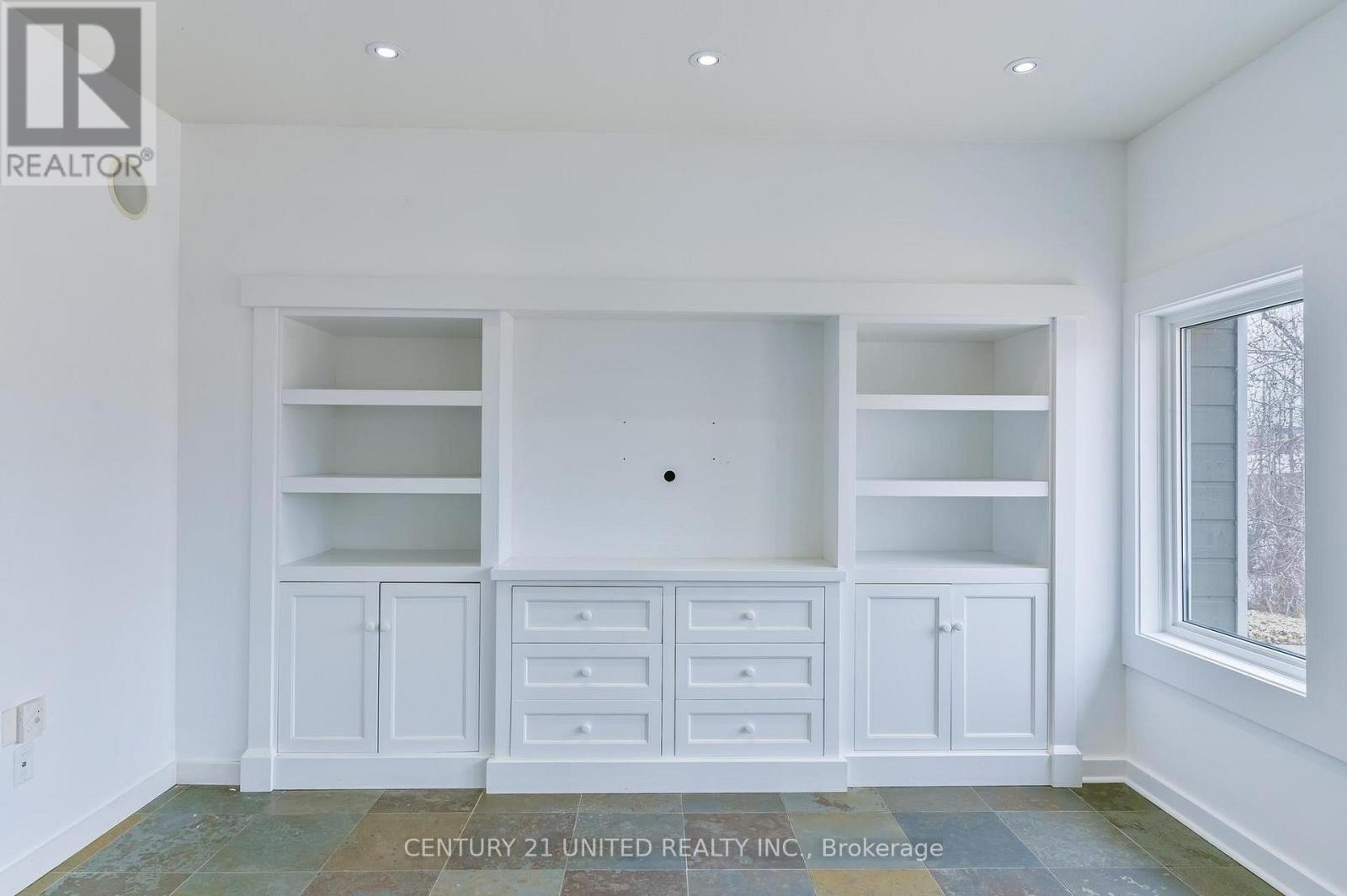 590 Maniece Avenue, Peterborough (Ashburnham Ward 4), Ontario  K9J 6X9 - Photo 8 - X12953580