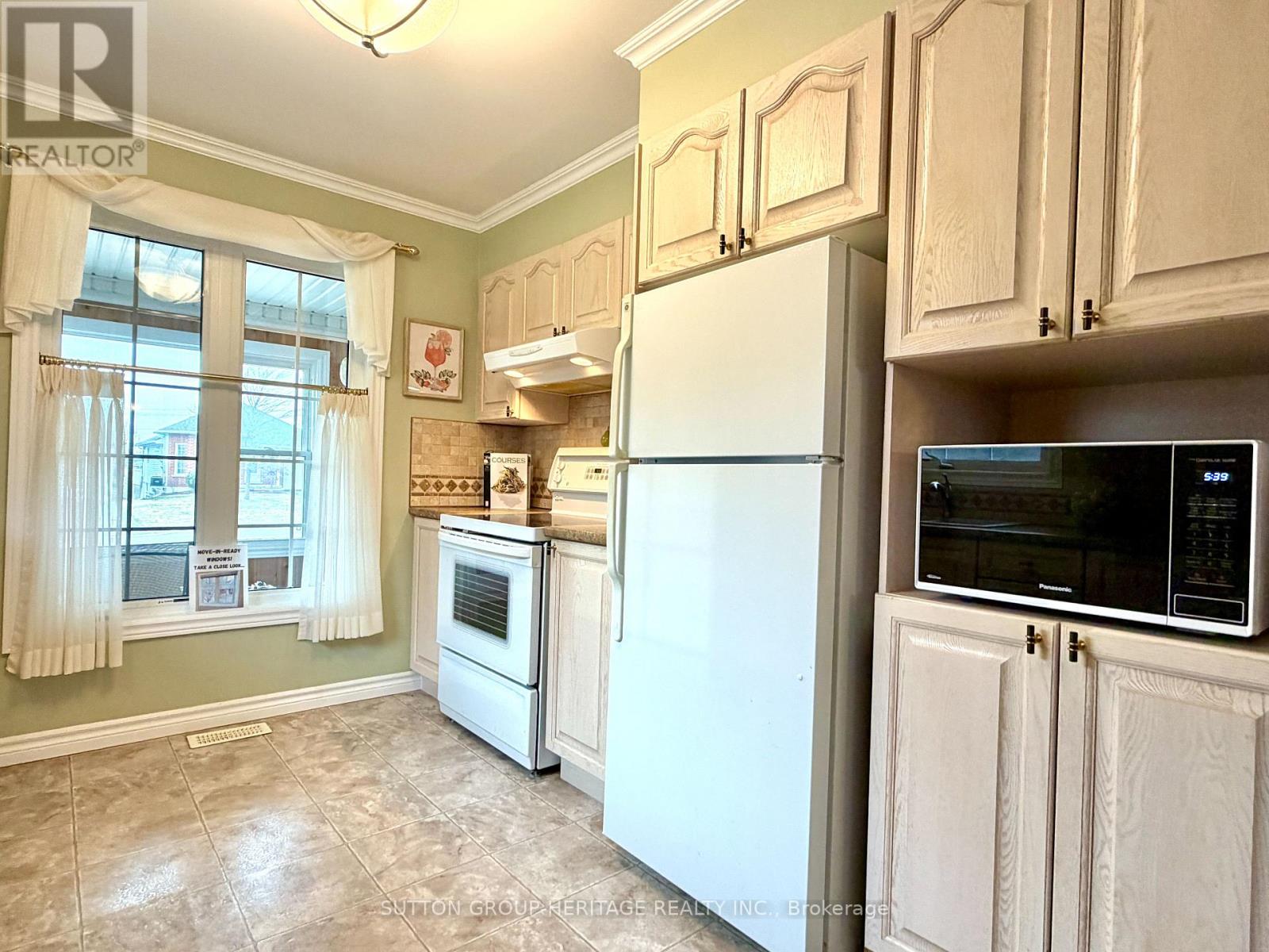 5 Susan Court, Kawartha Lakes (Lindsay), Ontario  K9H 4H1 - Photo 2 - X12954042