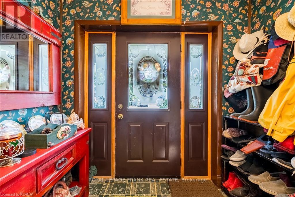 37 Sussex Street N, Kawartha Lakes (Lindsay), Ontario  K9V 4H6 - Photo 2 - X12957646