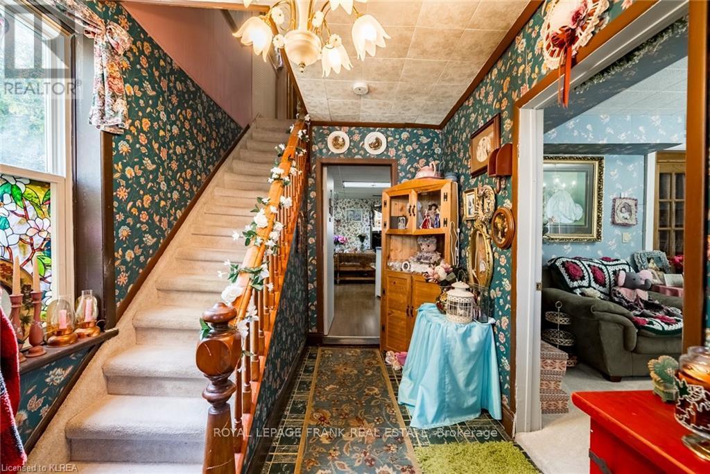 37 Sussex Street N, Kawartha Lakes (Lindsay), Ontario  K9V 4H6 - Photo 6 - X12957646