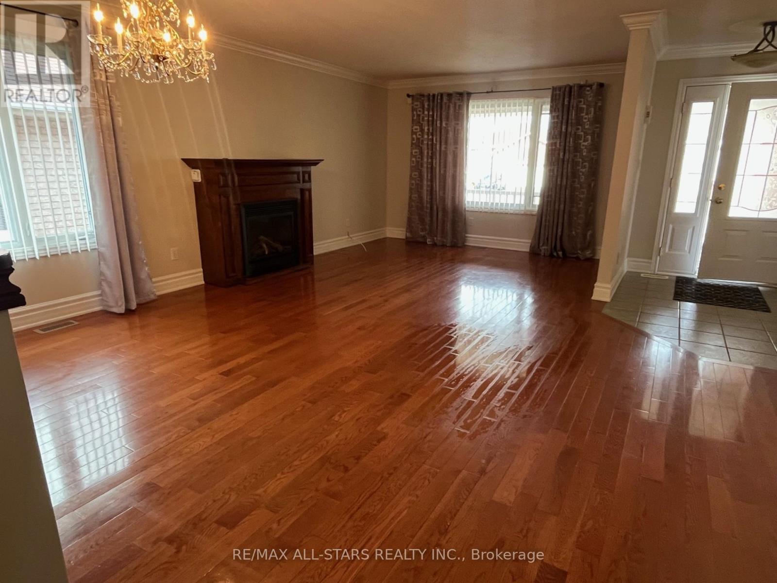 383 Wallace Drive, Kawartha Lakes (Lindsay), Ontario  K9V 6K7 - Photo 3 - X12965950