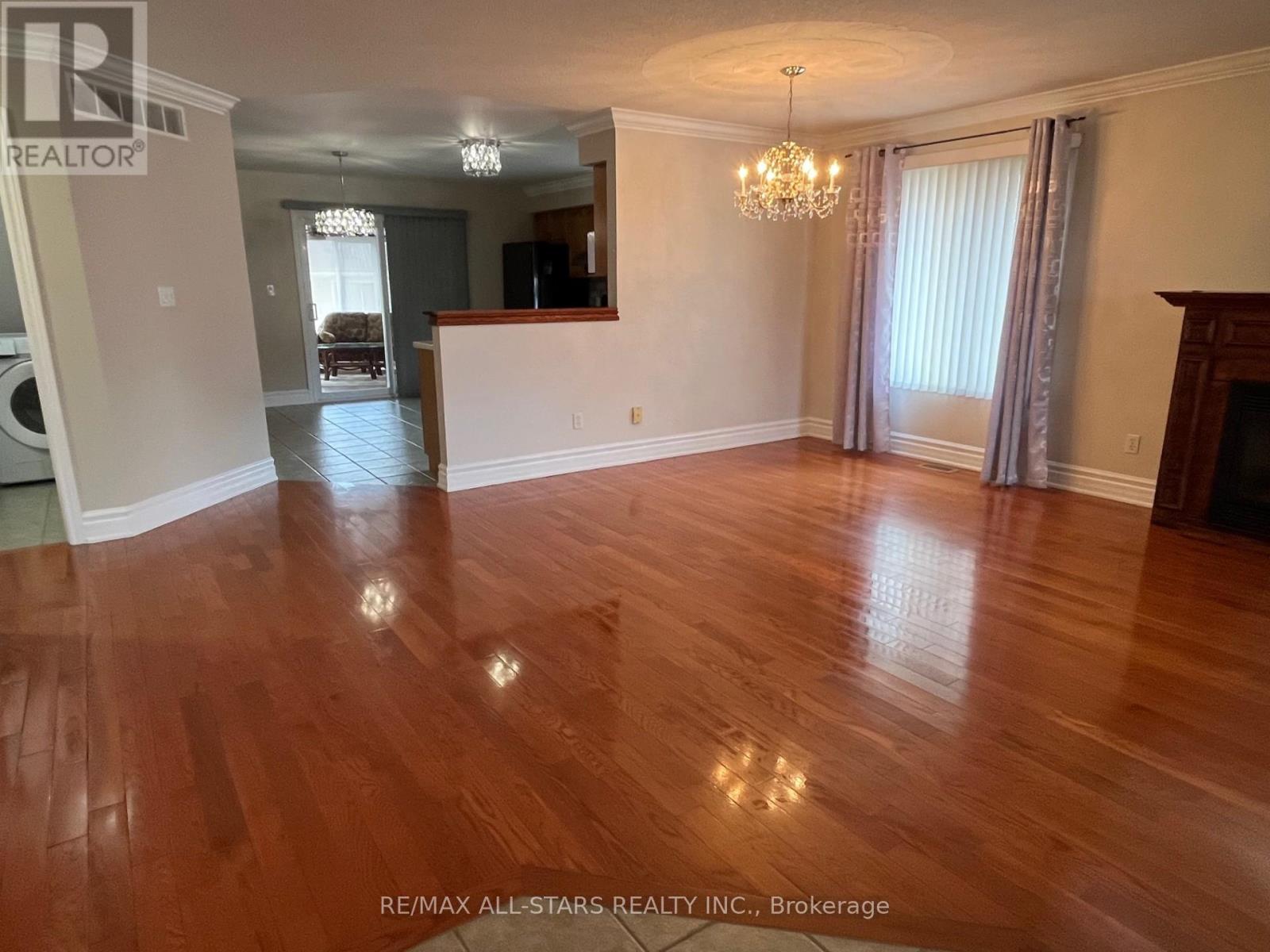 383 Wallace Drive, Kawartha Lakes (Lindsay), Ontario  K9V 6K7 - Photo 5 - X12965950