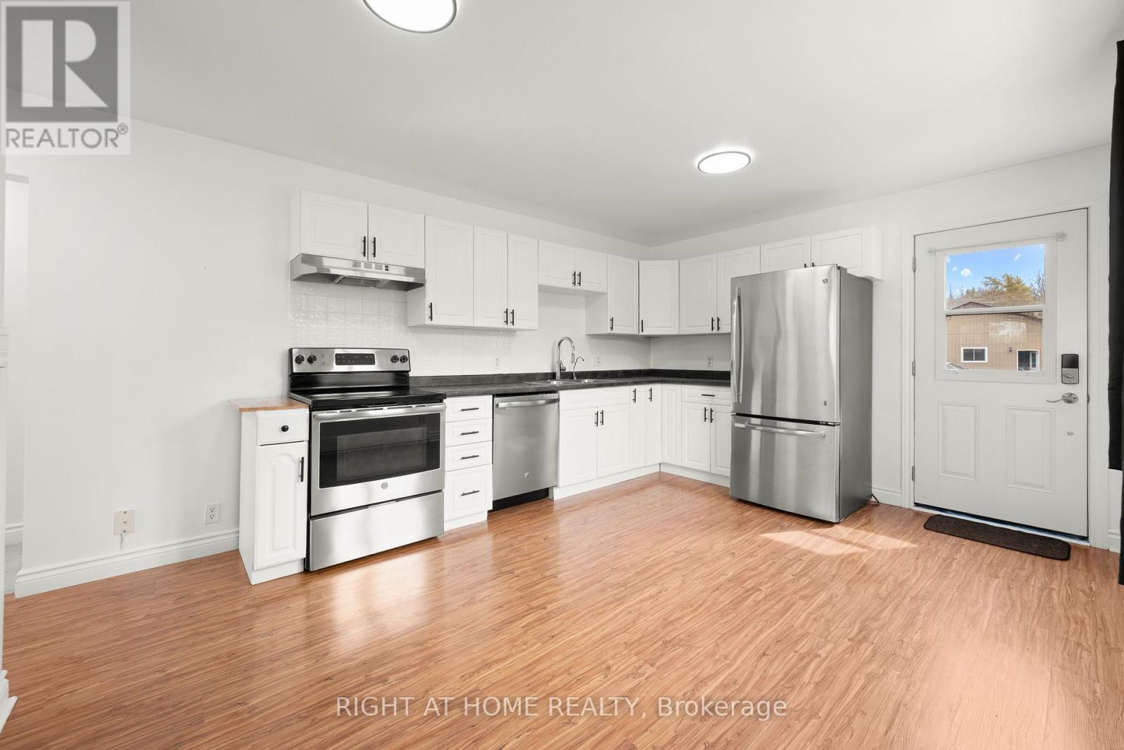 12 Maple Grove Road, Kawartha Lakes (Lindsay), Ontario  K9V 4R6 - Photo 5 - X12966488