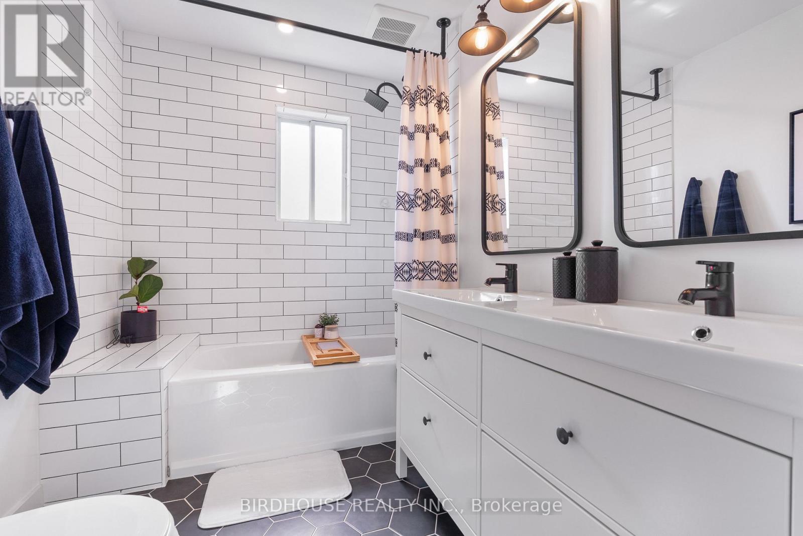 56 Champlain Boulevard, Kawartha Lakes (Lindsay), Ontario  K9V 4R1 - Photo 18 - X12966552