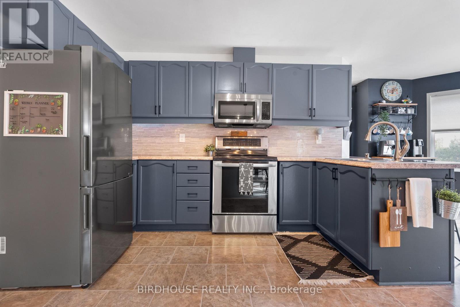 56 Champlain Boulevard, Kawartha Lakes (Lindsay), Ontario  K9V 4R1 - Photo 4 - X12966552