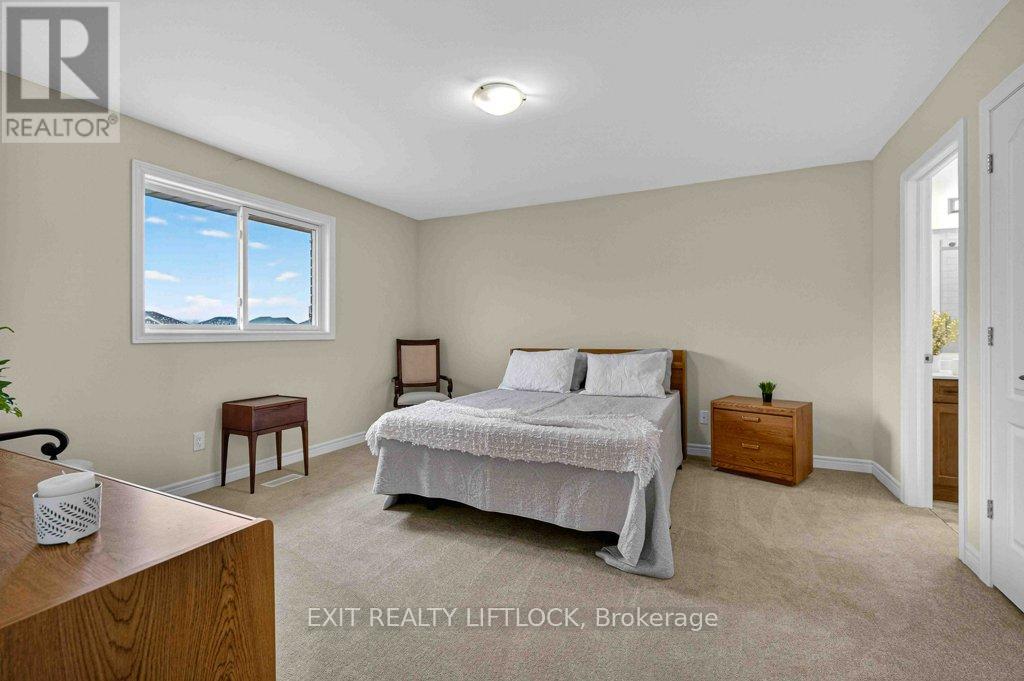 320 Mulligan Gardens, Peterborough (Monaghan Ward 2), Ontario  K9K 0H2 - Photo 12 - X12966754