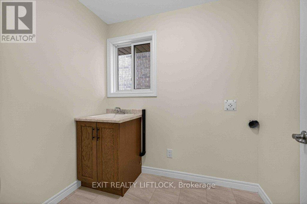 320 Mulligan Gardens, Peterborough (Monaghan Ward 2), Ontario  K9K 0H2 - Photo 28 - X12966754