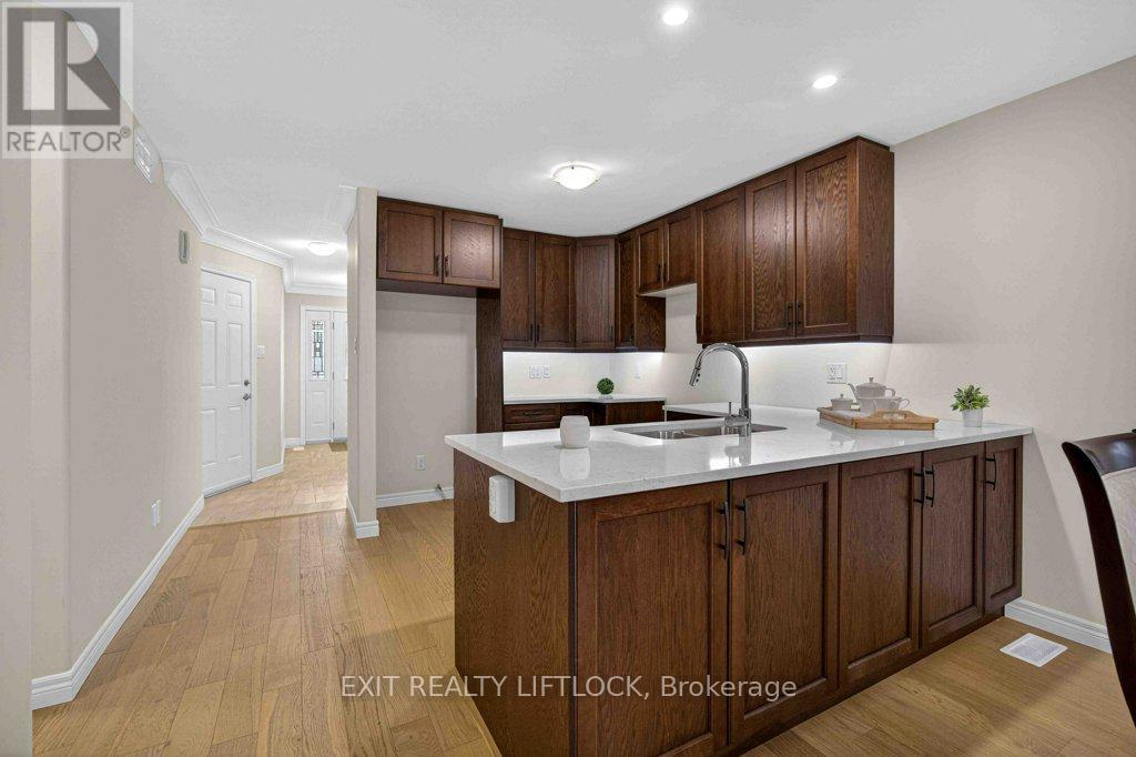 320 Mulligan Gardens, Peterborough (Monaghan Ward 2), Ontario  K9K 0H2 - Photo 6 - X12966754