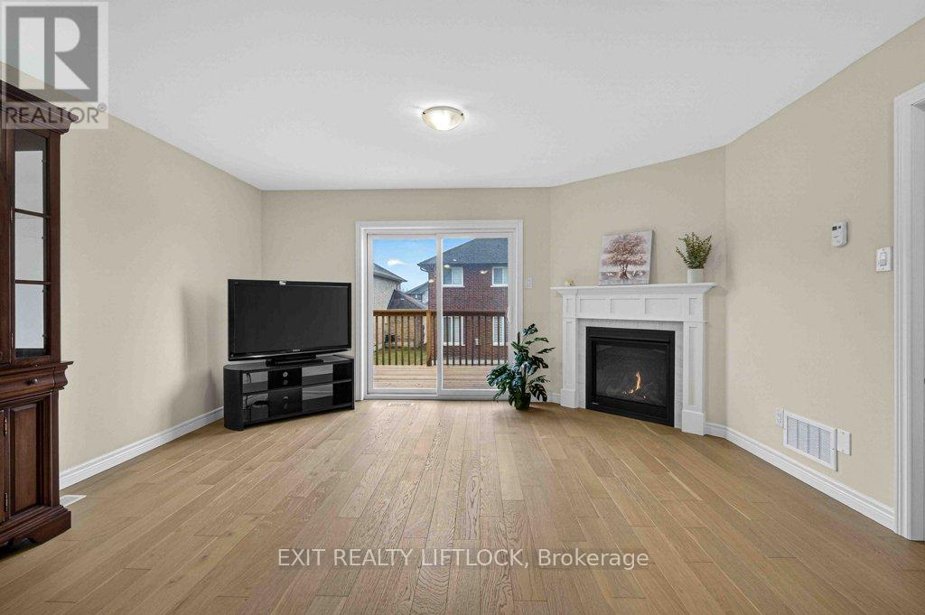 320 Mulligan Gardens, Peterborough (Monaghan Ward 2), Ontario  K9K 0H2 - Photo 9 - X12966754