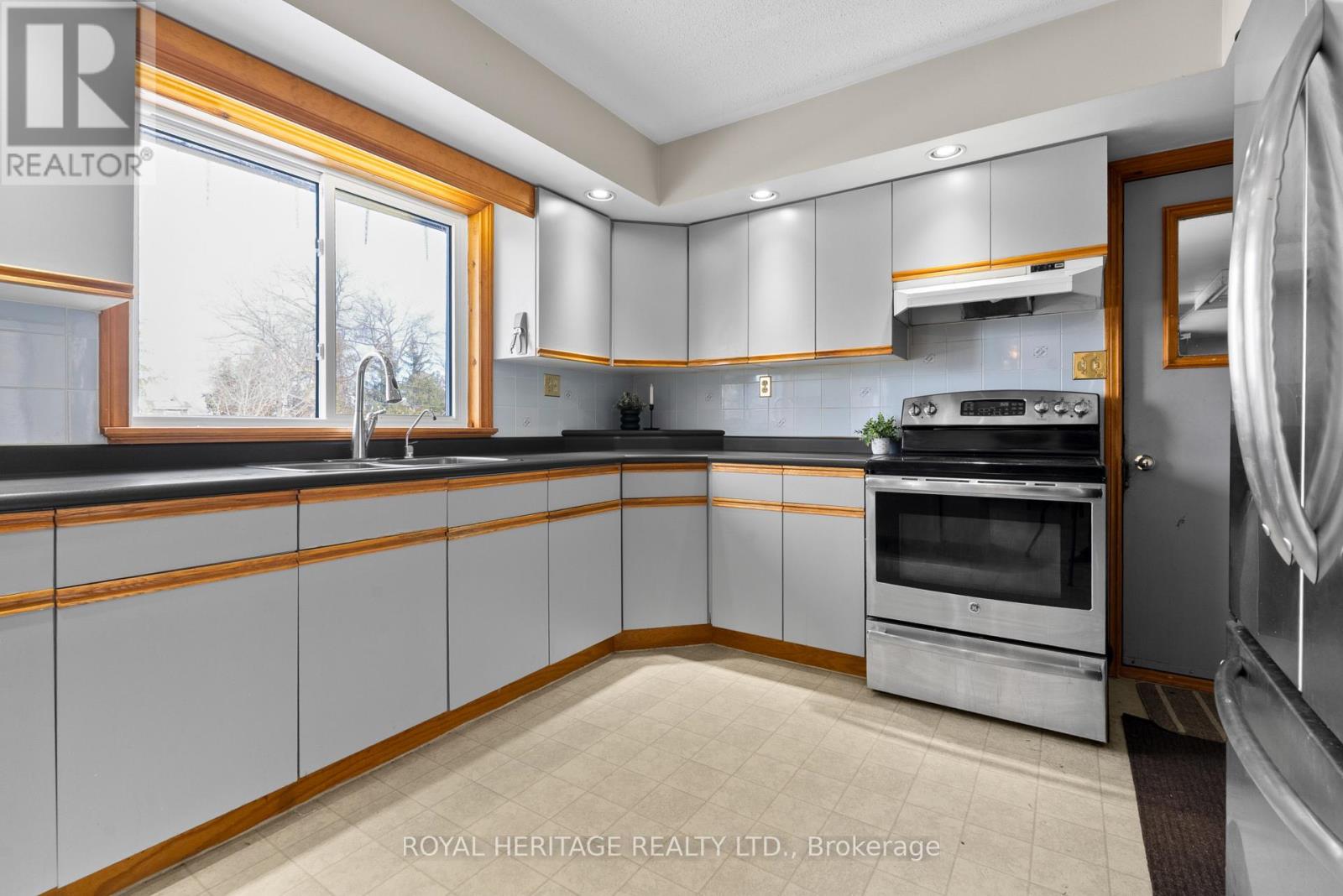 9 Teepee Court, Kawartha Lakes (Fenelon), Ontario  K9V 4R6 - Photo 13 - X12968952