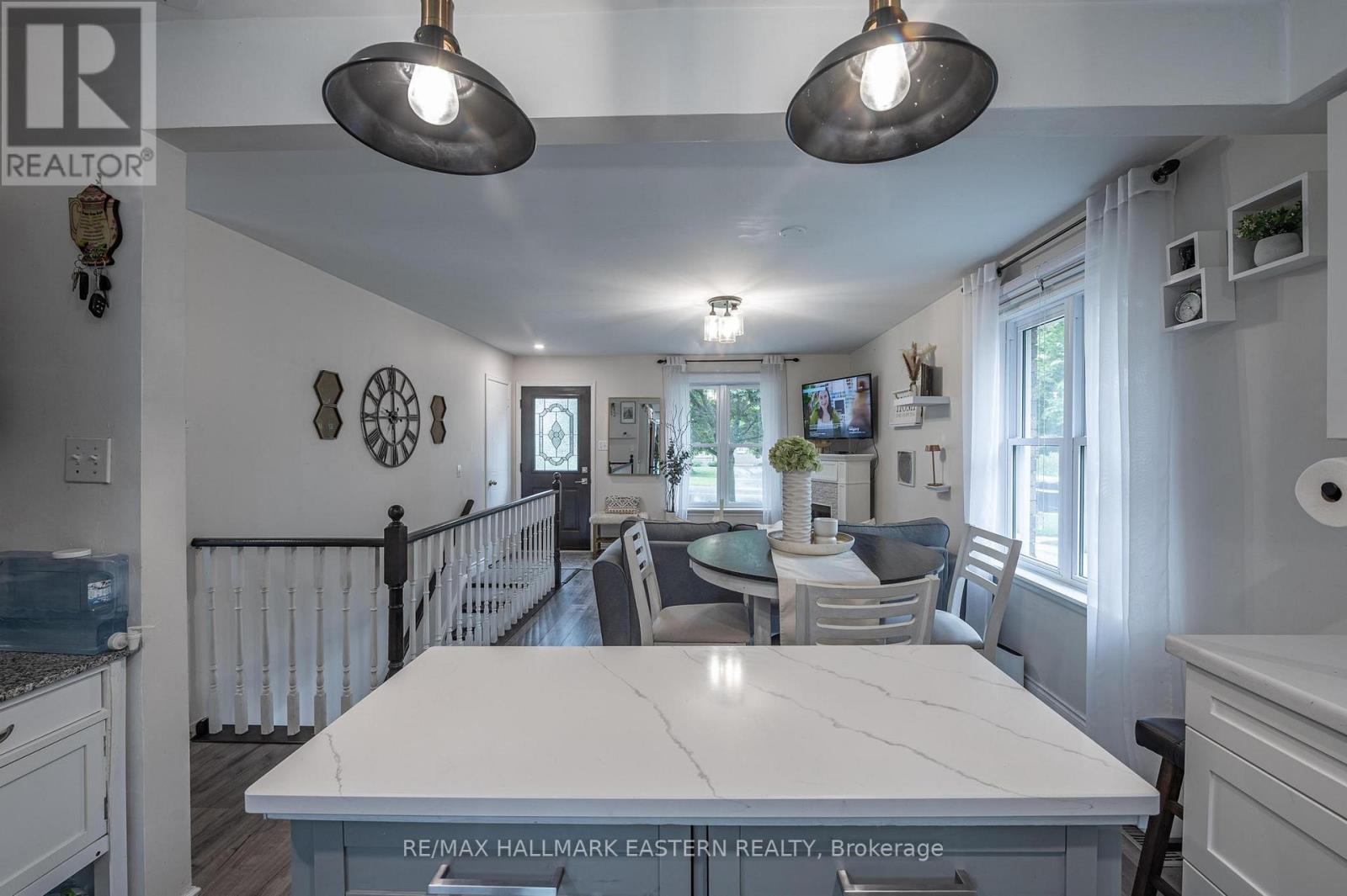 297 Towerhill Road, Peterborough (Northcrest Ward 5), Ontario  K9H 7N1 - Photo 5 - X12969046