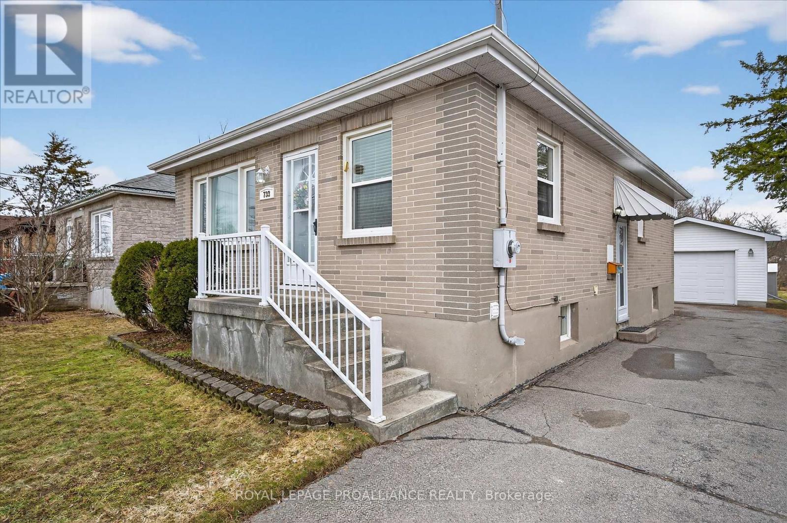 733 Cameron Street, Peterborough (Otonabee Ward 1), Ontario  K9J 4A1 - Photo 2 - X12970514