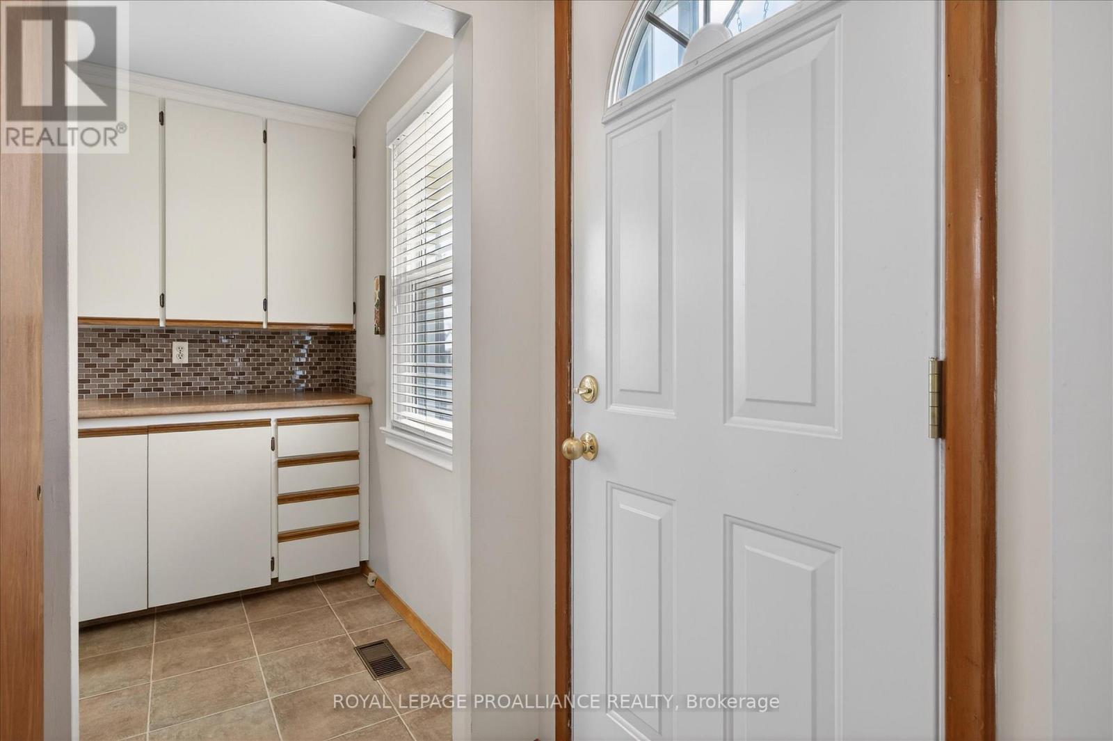 733 Cameron Street, Peterborough (Otonabee Ward 1), Ontario  K9J 4A1 - Photo 3 - X12970514