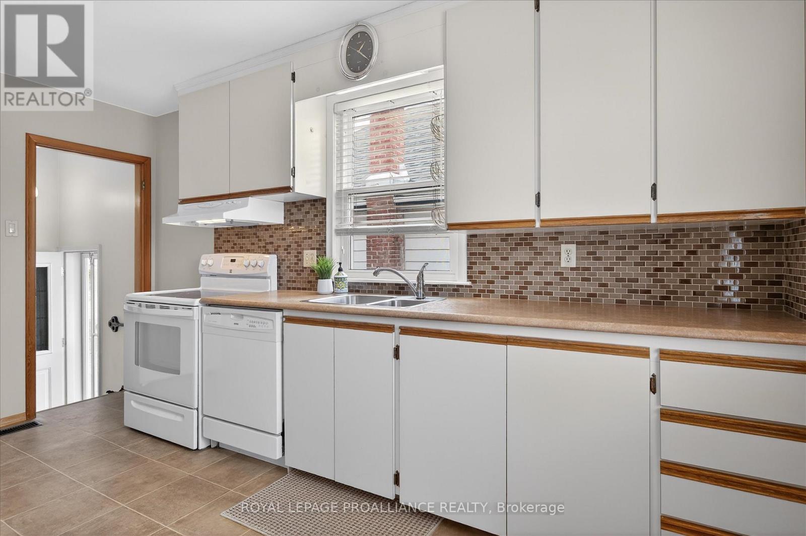 733 Cameron Street, Peterborough (Otonabee Ward 1), Ontario  K9J 4A1 - Photo 4 - X12970514