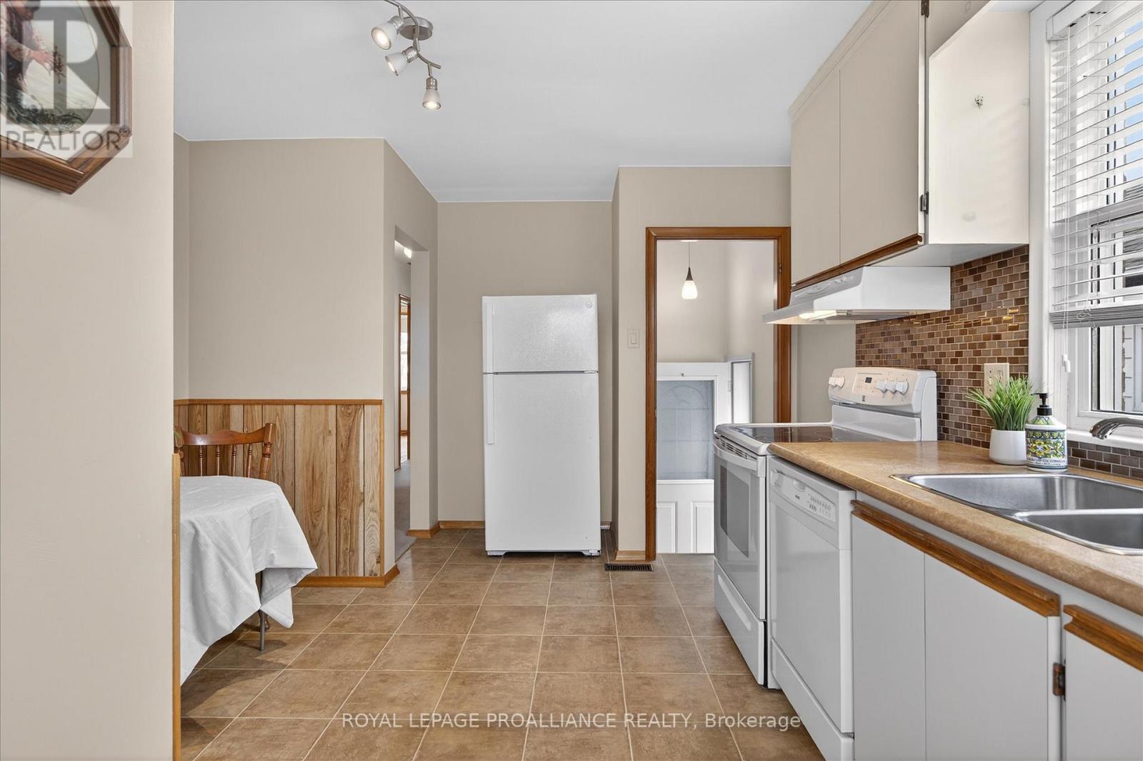 733 Cameron Street, Peterborough (Otonabee Ward 1), Ontario  K9J 4A1 - Photo 5 - X12970514