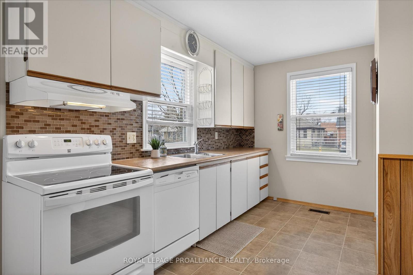 733 Cameron Street, Peterborough (Otonabee Ward 1), Ontario  K9J 4A1 - Photo 6 - X12970514