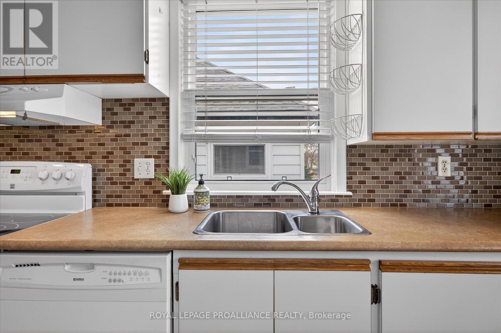 733 Cameron Street, Peterborough (Otonabee Ward 1), Ontario  K9J 4A1 - Photo 7 - X12970514