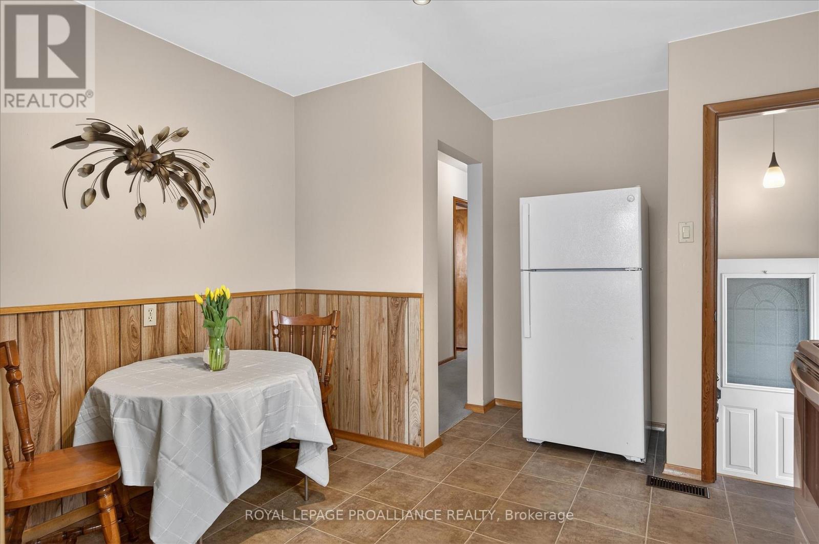 733 Cameron Street, Peterborough (Otonabee Ward 1), Ontario  K9J 4A1 - Photo 8 - X12970514