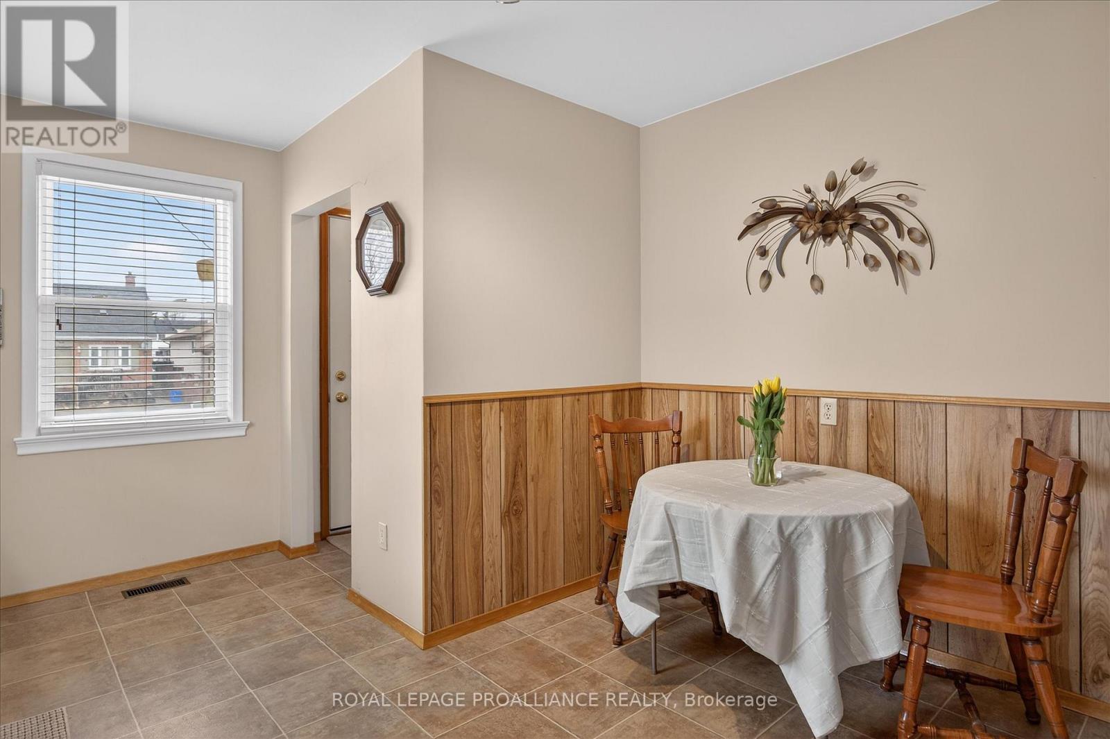 733 Cameron Street, Peterborough (Otonabee Ward 1), Ontario  K9J 4A1 - Photo 9 - X12970514