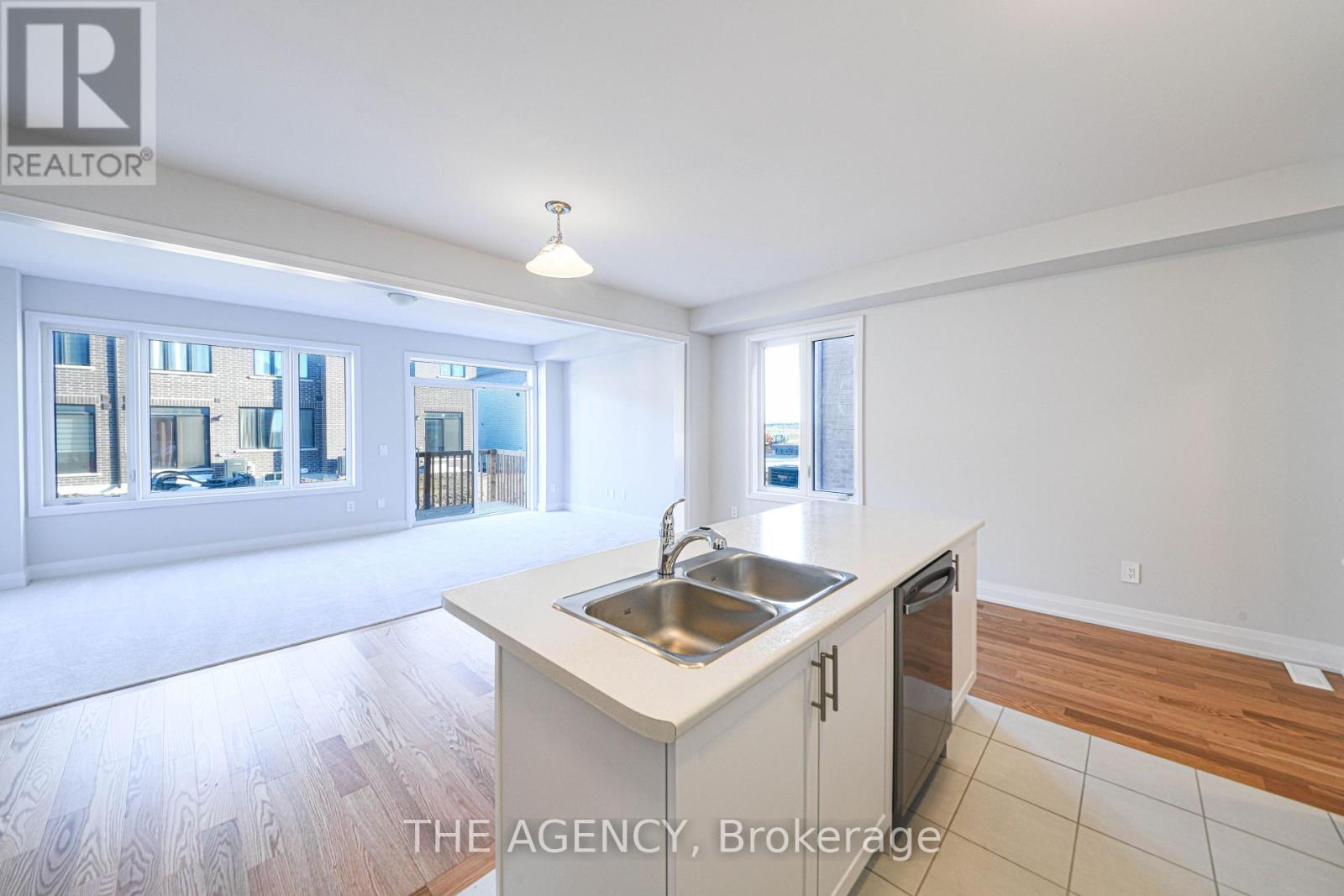 53 Butler Boulevard, Kawartha Lakes (Lindsay), Ontario  K9V 4R1 - Photo 5 - X12972524