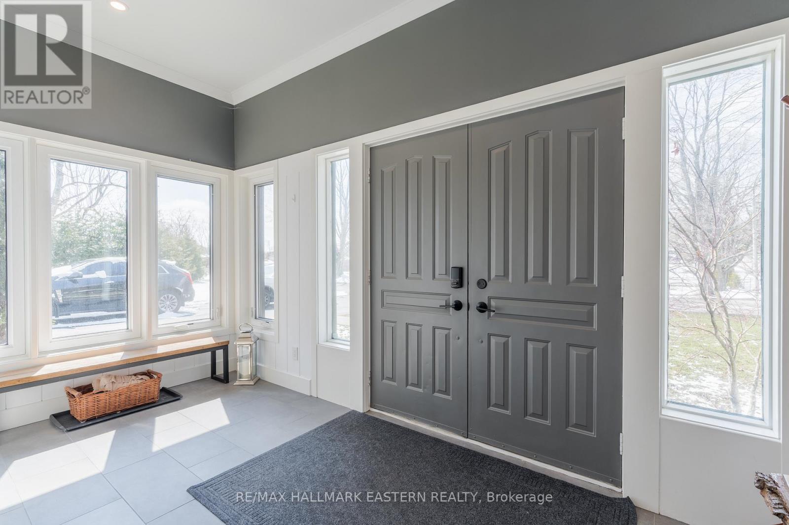 6 Weller Crescent, Peterborough (Monaghan Ward 2), Ontario  K9J 6J5 - Photo 2 - X12976078