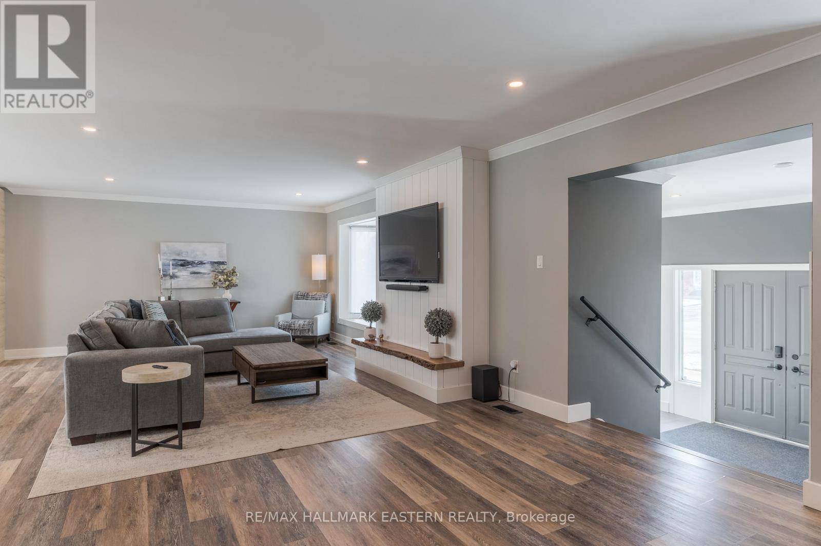 6 Weller Crescent, Peterborough (Monaghan Ward 2), Ontario  K9J 6J5 - Photo 4 - X12976078