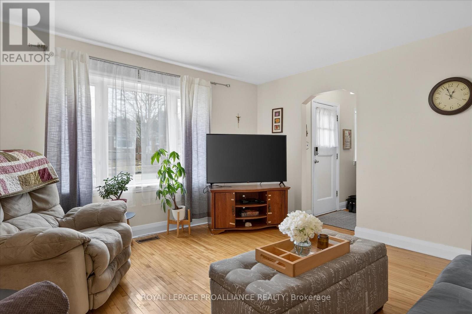 637 Beverly Street, Peterborough (Ashburnham Ward 4), Ontario  K9H 2B4 - Photo 3 - X12976678