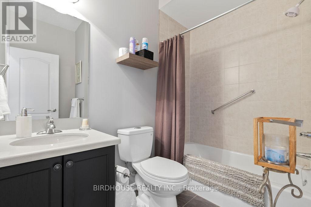 8 Deacon Crescent, Kawartha Lakes (Lindsay), Ontario  K9V 0L4 - Photo 16 - X12977224