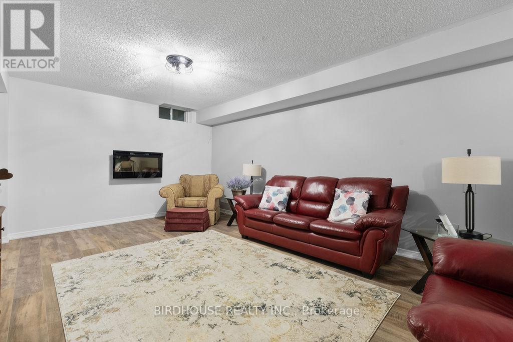 8 Deacon Crescent, Kawartha Lakes (Lindsay), Ontario  K9V 0L4 - Photo 17 - X12977224