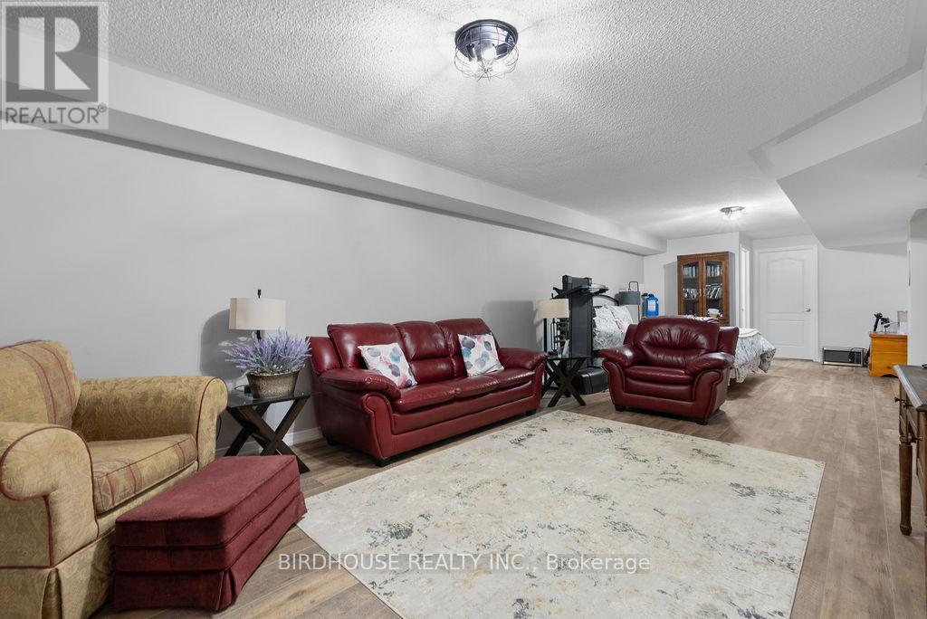 8 Deacon Crescent, Kawartha Lakes (Lindsay), Ontario  K9V 0L4 - Photo 18 - X12977224