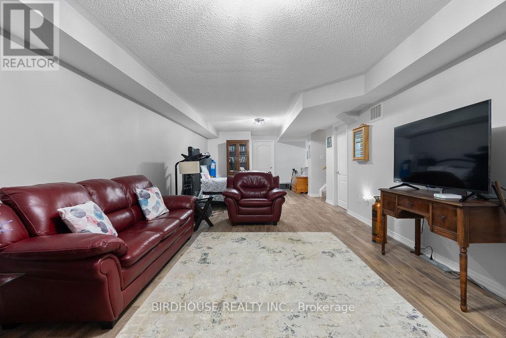 8 Deacon Crescent, Kawartha Lakes (Lindsay), Ontario  K9V 0L4 - Photo 19 - X12977224