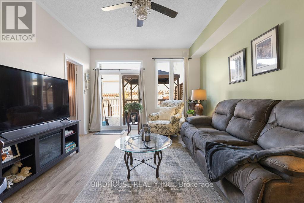 8 Deacon Crescent, Kawartha Lakes (Lindsay), Ontario  K9V 0L4 - Photo 9 - X12977224