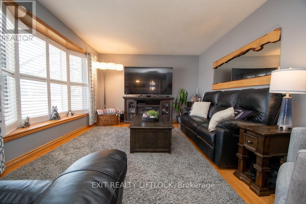 871 Westdale Avenue, Peterborough (Northcrest Ward 5), Ontario  K9H 6C5 - Photo 5 - X12977952